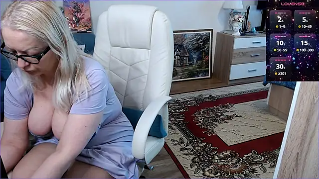 Snapshot of EllyBigBoobs chatting on September 11, 9:31 am EllyBigBoobs online show from September 11, 9:31 am