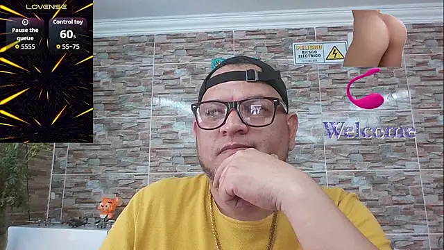 Snapshot of SexDiffrent chatting on November 2, 5:40 pm SexDiffrent online show from November 2, 5:40 pm