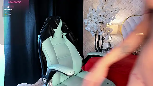 Snapshot of KatalinaMillan chatting on October 3, 6:37 am KatalinaMillan online show from October 3, 6:37 am