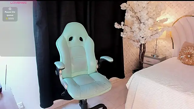 Snapshot of KatalinaMillan chatting on October 28, 5:50 am KatalinaMillan online show from October 28, 5:50 am