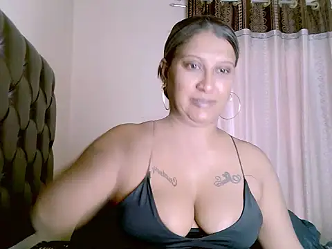 Snapshot of eroticbeauty37 chatting on June 24, 9:52 am eroticbeauty37 online show from June 24, 9:52 am