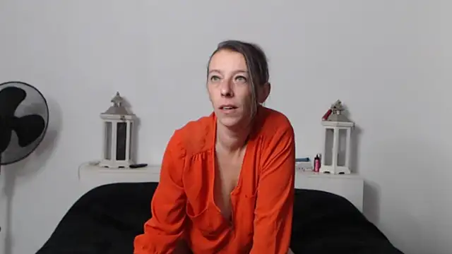 Oriane Jackson online show from October 26, 1:00 pm