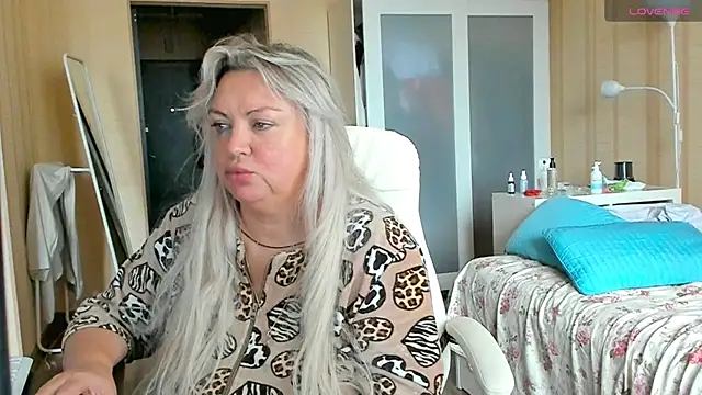 Snapshot of PamHardFuck chatting on October 10, 9:43 am PamHardFuck online show from October 10, 9:43 am