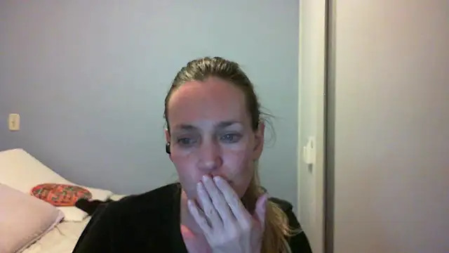 Snapshot of Annylove1 chatting on October 19, 12:24 am Annylove1 online show from October 19, 12:24 am