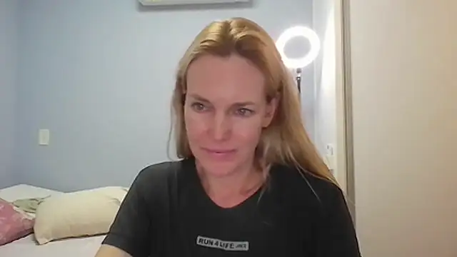 Annylove1 online show from April 27, 12:36 pm
