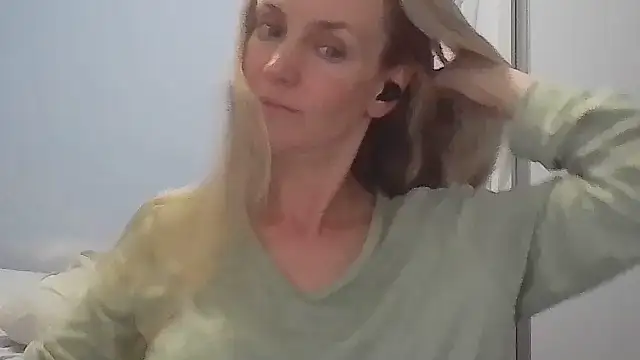 Annylove1 online show from April 23, 12:28 am