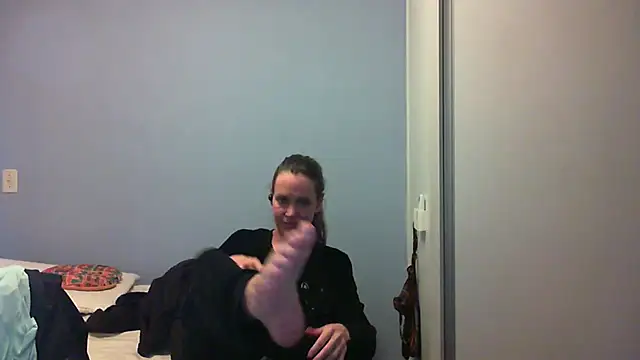 Snapshot of Annylove1 chatting on October 14, 12:22 am Annylove1 online show from October 14, 12:22 am
