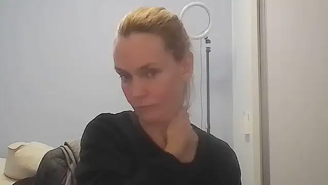 Snapshot of Annylove1 chatting on June 24, 12:31 am Annylove1 online show from June 24, 12:31 am