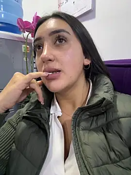 Hannahoff online show from November 6, 12:25 am