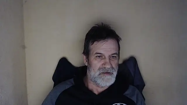 Snapshot of AlexNudo chatting on October 3, 7:32 am AlexNudo online show from October 3, 7:32 am