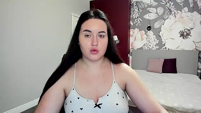 Roxie Bradley online show from February 11, 6:46 am