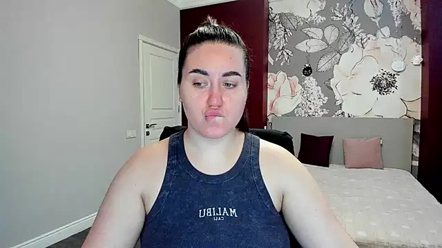 Roxie Bradley online show from March 4, 6:43 am