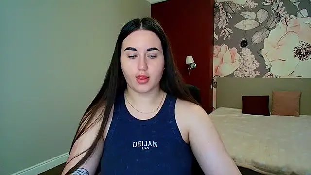Snapshot of Roxie_Bradley chatting on June 15, 5:29 am Roxie Bradley online show from June 15, 5:29 am