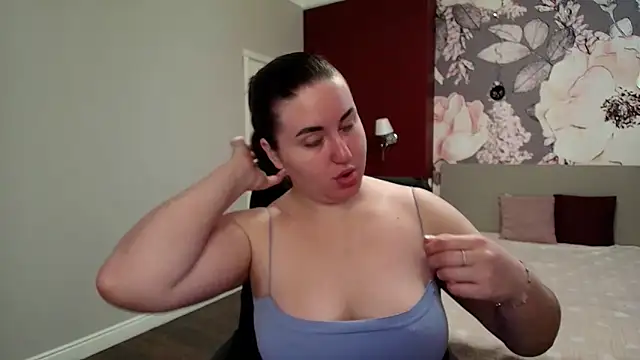 Roxie Bradley online show from April 10, 5:36 am