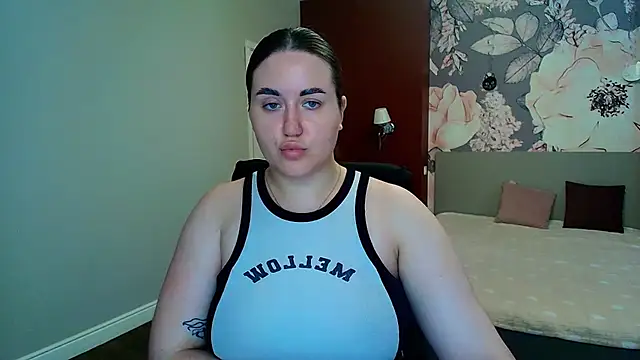 Snapshot of Roxie_Bradley chatting on June 29, 5:47 am Roxie Bradley online show from June 29, 5:47 am
