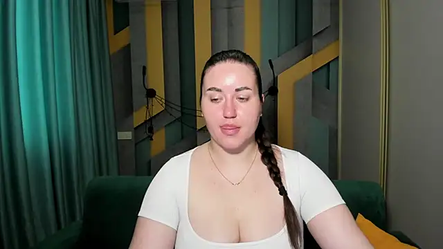 Roxie Bradley online show from June 3, 5:41 am