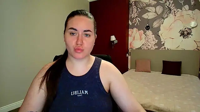 Roxie Bradley online show from April 3, 5:47 am