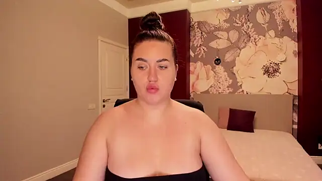 Roxie Bradley online show from October 8, 5:42 am