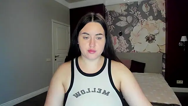 Roxie Bradley online show from December 22, 6:35 am