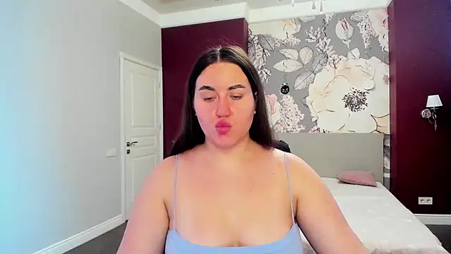 Roxie Bradley online show from November 13, 6:50 am