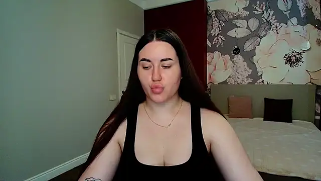 Snapshot of Roxie_Bradley chatting on June 24, 5:39 am Roxie Bradley online show from June 24, 5:39 am