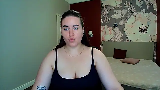 Snapshot of Roxie_Bradley chatting on July 17, 5:48 am Roxie Bradley online show from July 17, 5:48 am