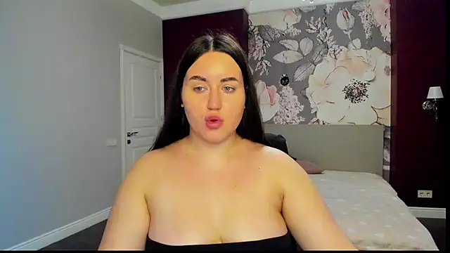 Roxie Bradley online show from December 18, 6:40 am