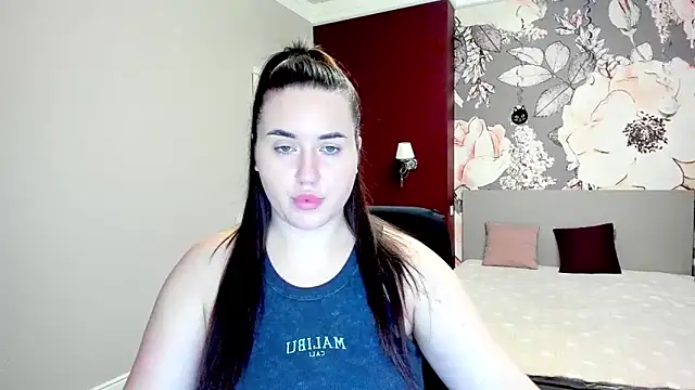 Roxie Bradley online show from February 18, 6:44 am