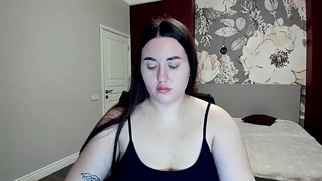 Roxie Bradley online show from February 12, 6:46 am