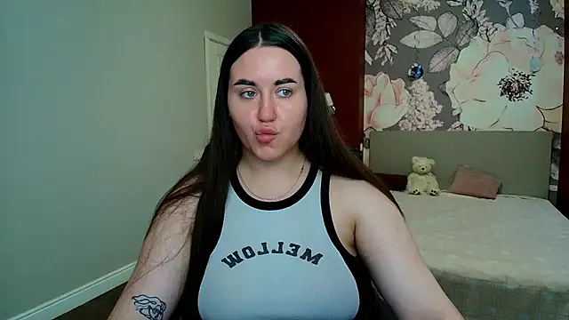 Snapshot of Roxie_Bradley chatting on July 9, 5:41 am Roxie Bradley online show from July 9, 5:41 am