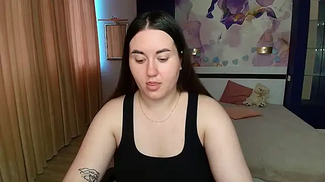 Snapshot of Roxie_Bradley chatting on July 20, 5:37 am Roxie Bradley online show from July 20, 5:37 am