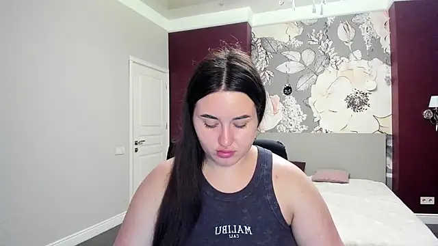 Roxie Bradley online show from November 3, 6:40 am