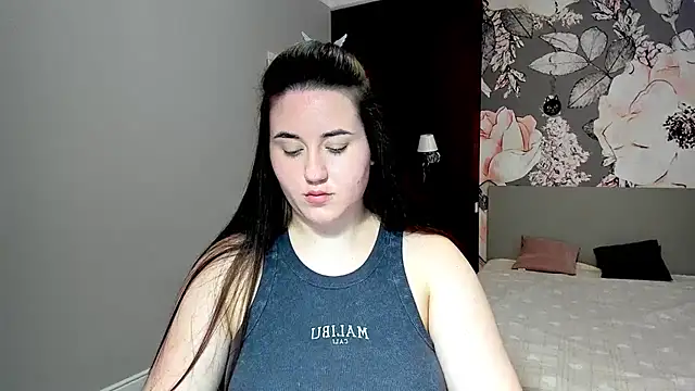 Roxie Bradley online show from February 19, 7:38 am