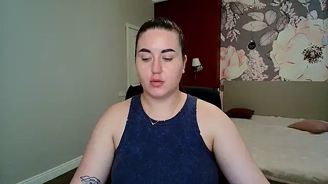 Snapshot of Roxie_Bradley chatting on June 17, 6:46 am Roxie Bradley online show from June 17, 6:46 am