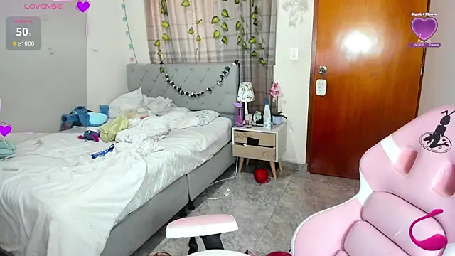Snapshot of charlott7 chatting on July 3, 10:05 pm charlott7 online show from July 3, 10:05 pm
