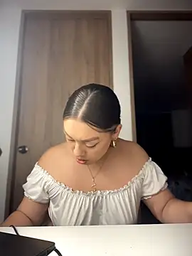 Snapshot of Im_sophiie chatting on February 3, 6:22 am Im sophiie online show from February 3, 6:22 am