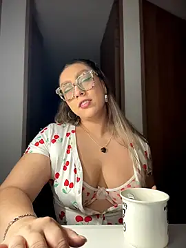 Snapshot of Im_sophiie chatting on February 10, 6:56 am Im sophiie online show from February 10, 6:56 am