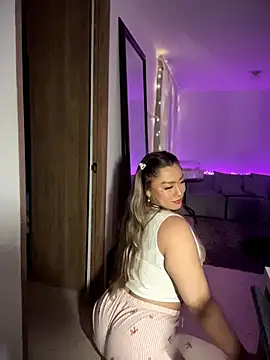 Snapshot of Im_sophiie chatting on February 15, 7:51 am Im sophiie online show from February 15, 7:51 am