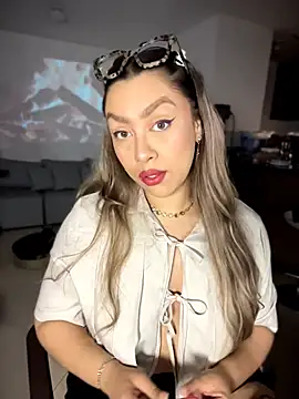 Snapshot of Im_sophiie chatting on February 22, 6:49 am Im sophiie online show from February 22, 6:49 am