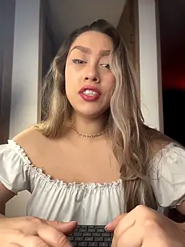 Snapshot of Im_sophiie chatting on March 1, 6:46 am Im sophiie online show from March 1, 6:46 am