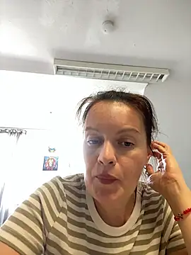 Snapshot of LoveNBloom chatting on June 2, 11:32 am LoveNBloom online show from June 2, 11:32 am