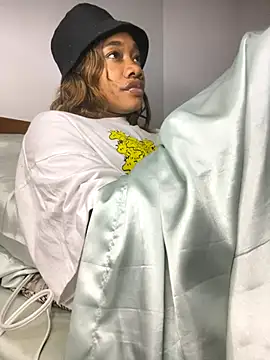 Snapshot of _yisela_ chatting on November 16, 3:44 am yisela online show from November 16, 3:44 am