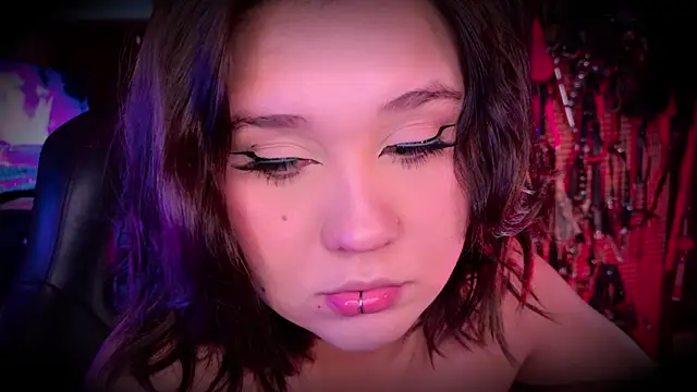Laura takint online show from March 31, 9:06 pm