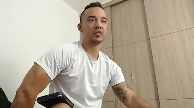 Snapshot of SimonRoberth chatting on March 18, 10:37 pm SimonRoberth online show from March 18, 10:37 pm