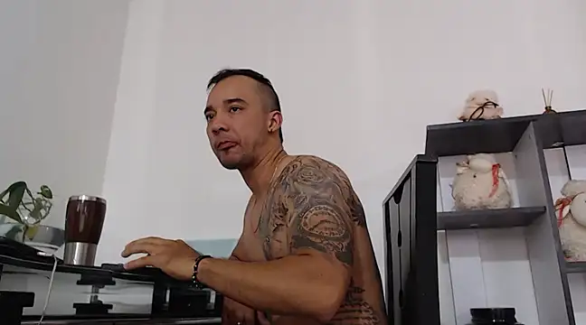 Snapshot of SimonRoberth chatting on March 17, 9:24 pm SimonRoberth online show from March 17, 9:24 pm