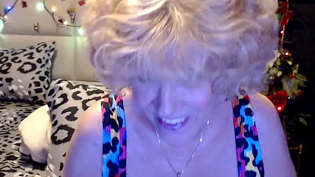 HappyWomanOn online show from April 17, 9:06 pm