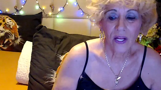 Snapshot of HappyWomanOn chatting on October 17, 6:10 pm HappyWomanOn online show from October 17, 6:10 pm