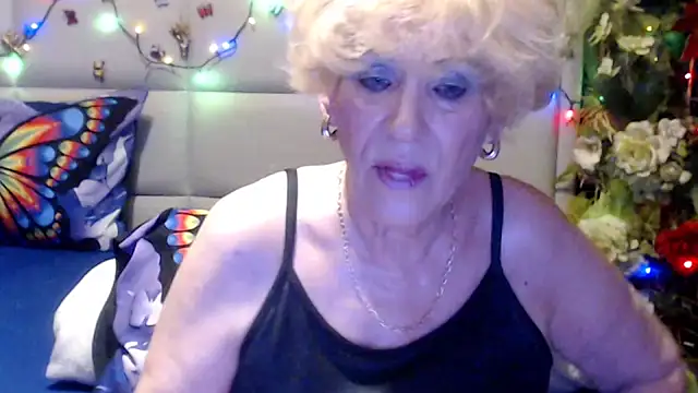 Snapshot of HappyWomanOn chatting on June 25, 8:52 am HappyWomanOn online show from June 25, 8:52 am