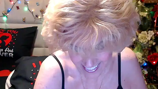 Snapshot of HappyWomanOn chatting on June 13, 9:18 am HappyWomanOn online show from June 13, 9:18 am