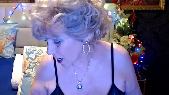 Snapshot of HappyWomanOn chatting on March 20, 8:40 pm HappyWomanOn online show from March 20, 8:40 pm
